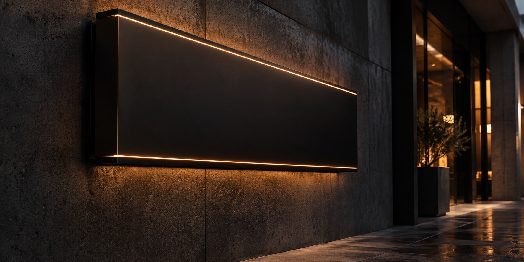 Panel publicitario negro con líneas de luz cobre sobre un muro de concreto